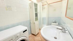 Koupelna v ubytování S040 - Sirolo, comodo trilocale con Giardino + 17 fotografií