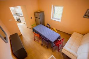 a living room with a table and a couch at Casa Vacanze Da Angy & Gio in Grisolia