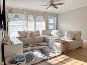 Ein Sitzbereich in der Unterkunft Rockstar Hideaway Entire Home 2BR 2BA Office Space Guest Room & Outdoor Patio