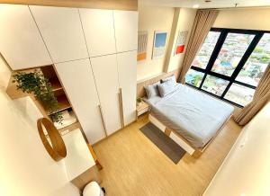 Una pequeña habitación con una cama y una ventana. en 2BR Condo with Oldtown Bangkok Vibes, Steps from Wongwian Yai, en Bangkok 37 fotos más