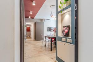 a kitchen and dining room with a table and chairs at Nuovo appartamento con posto auto privato a 5 min a piedi dal centro in Siena