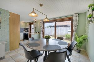a kitchen and dining room with a table and chairs at Sun Sea vakantiehuis in Middelkerke