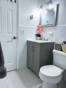 Ein Badezimmer in der Unterkunft Rockstar Hideaway Entire Home 2BR 2BA Office Space Guest Room & Outdoor Patio