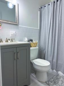 Ein Badezimmer in der Unterkunft Rockstar Hideaway Entire Home 2BR 2BA Office Space Guest Room & Outdoor Patio