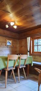 Un comedor con una mesa y dos sillas. en Selbstversorgerhütte N 15 Kleinwalsertal, en Hirschegg
