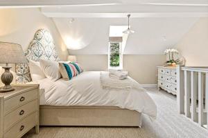 ein Schlafzimmer mit einem Bett und einem Fenster in der Unterkunft Honeypot cottage in Lower Assendon