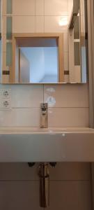 un baño con lavabo y espejo en Selbstversorgerhütte N 15 Kleinwalsertal, en Hirschegg 62 fotos más