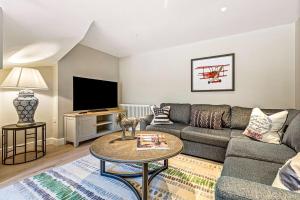 ein Wohnzimmer mit Sofa und Tisch in der Unterkunft Honeypot cottage in Lower Assendon