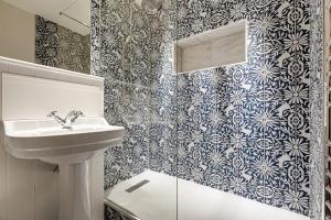 ein Bad mit einem Waschbecken und blauen und weißen Fliesen in der Unterkunft Honeypot cottage in Lower Assendon + 39 Fotos