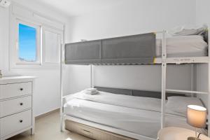 Łóżko lub łóżka w pokoju w obiekcie Sunny penthouse in Fuengirola by Costarentals - Ref 212