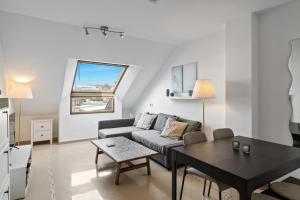 salon z kanapą i stołem w obiekcie Sunny penthouse in Fuengirola by Costarentals - Ref 212 w mieście Fuengirola