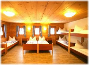 una habitación con dos literas en una cabaña en Selbstversorgerhütte N 15 Kleinwalsertal, en Hirschegg