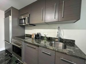 Η κουζίνα ή μικρή κουζίνα στο MVR - Live the Icon Brickell Dream