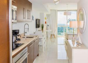 Η κουζίνα ή μικρή κουζίνα στο MVR - Luxury Stay with Spa & Views