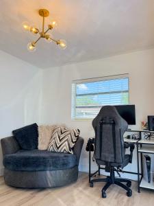 Ein Sitzbereich in der Unterkunft Rockstar Hideaway Entire Home 2BR 2BA Office Space Guest Room & Outdoor Patio