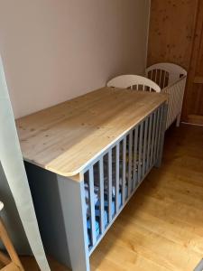 Ein Bett oder Betten in einem Zimmer der Unterkunft Ferienwohnung Monteurswohnung für 1 bis 8 Personen