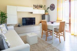 a living room with a white table and chairs at Bed & Breakfast Cozy Hills in Cagli