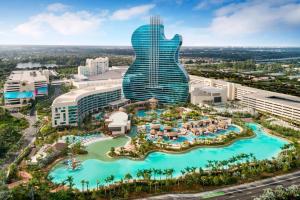 eine Luftaufnahme des Guitar Hotel und Resort in der Unterkunft Rockstar Hideaway Entire Home 2BR 2BA Office Space Guest Room & Outdoor Patio in Hollywood