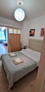 una camera con un grande letto e un lampadario di Domum Unirea, across the street of Old City Center a Bucarest