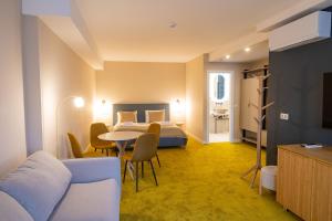 a hotel room with a bed and a table and chairs at Chez Zeiza in Budapest