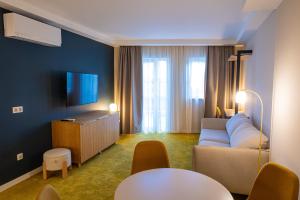 a living room with a couch and a tv at Chez Zeiza in Budapest