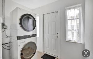 Galeriebild der Unterkunft Rockstar Hideaway Entire Home 2BR 2BA Office Space Guest Room & Outdoor Patio in Hollywood