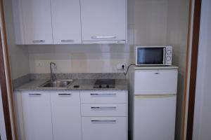 Η κουζίνα ή μικρή κουζίνα στο Apartamentos Lin