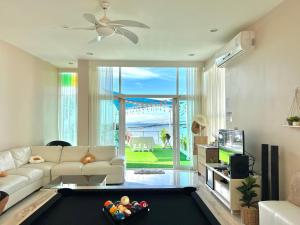 Ruang duduk di Seaview pool villa bangsaray