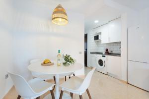 Kuchyň nebo kuchyňský kout v ubytování Oasis Duna surfhouse Corralejo pool