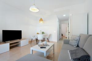 TV a/nebo společenská místnost v ubytování Oasis Duna surfhouse Corralejo pool