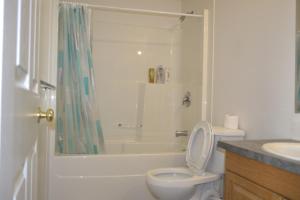 Foto de la galería de Entire Walkout Suite with Bathroom, Full Kitchen and Living Room en Calgary