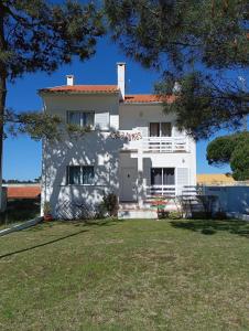 a view of the house from the yard at Casa Dunas in São Jacinto