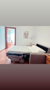 a large bed in a room with two chairs at Apartamento Bellavista Close to the airport in Torremolinos