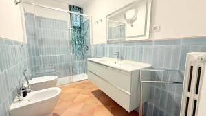 a bathroom with a sink and a toilet at S354 - Sirolo, comodo quadrilocale a 100mt dal centro in Sirolo +48 photos