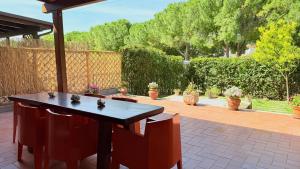 a table and chairs on a patio with plants at S354 - Sirolo, comodo quadrilocale a 100mt dal centro in Sirolo