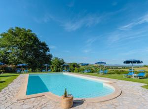 Bazén v ubytování Agriturismo Bio Podere Doganelle nebo v jeho okolí