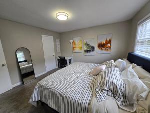 a bedroom with a large bed and a mirror at Perfect flat in Central Fayetteville, GA in Fayetteville