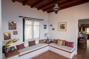 ein Wohnzimmer mit 2 Sofas und einem Fenster in der Unterkunft Luxurious Sea Side 3 Bedroom House Aegina Island in Vathí