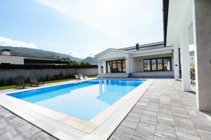 ブラガイにあるVilla Mirageの家の前のプール