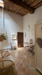 a living room with a table and chairs in it at Bouganville in Rosignano Marittimo