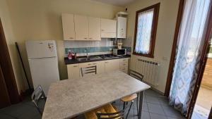 Kuchyň nebo kuchyňský kout v ubytování Residence Sole e Mare appartamenti