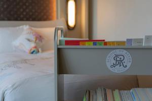 Voodi või voodid majutusasutuse The St. Regis Shenzhen Bao'an toas