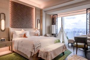 Voodi või voodid majutusasutuse The St. Regis Shenzhen Bao'an toas