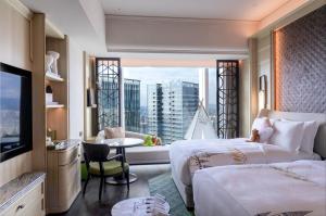 Televiisor ja/või meelelahutuskeskus majutusasutuses The St. Regis Shenzhen Bao'an