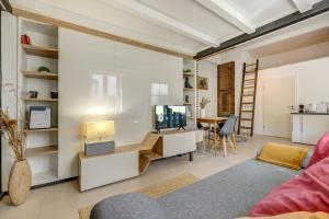 ein Wohnzimmer mit Couch und Fernseher in der Unterkunft Home by Doni I serviced apartments I ruhig I zentral nahe RMCC, Staatsheater & Landtag in Wiesbaden