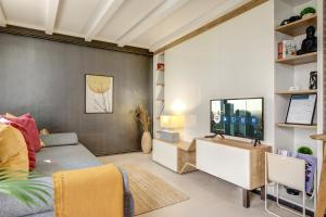 ein Wohnzimmer mit Couch und Fernseher in der Unterkunft Home by Doni I serviced apartments I ruhig I zentral nahe RMCC, Staatsheater & Landtag in Wiesbaden