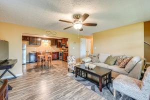 una sala de estar con un sofá y una mesa en 6 Mi to Lake Liberty Pet-Friendly Home with Yard, en Liberty