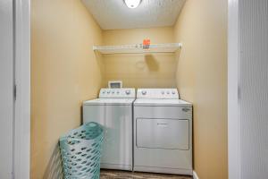 Un pequeño lavadero con lavadora y secadora. en 6 Mi to Lake Liberty Pet-Friendly Home with Yard, en Liberty
