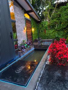 Un jardín con un estanque delante de una casa. en Cabaña Celeste, en Rionegro 26 fotos más