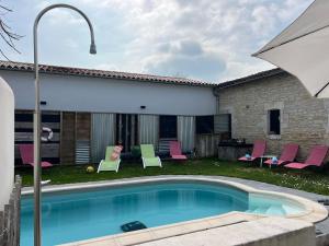 Πισίνα στο ή κοντά στο Le Clos des Figuiers villa pool and jacuzzi